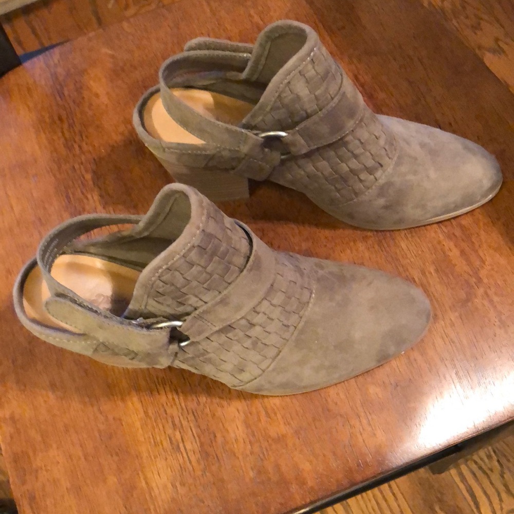 Universal Thread Booties - Picture 2 of 3